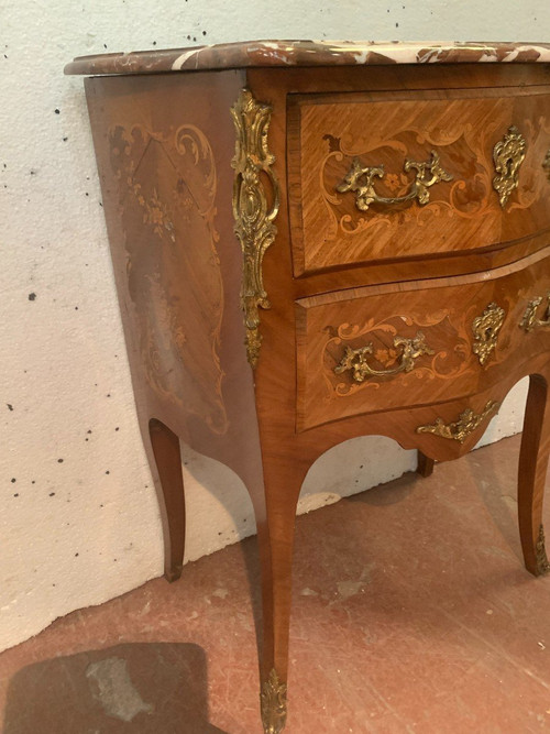 Petite Commode Galbée En Bois De Placage De Style Louis XV / XX Siècle
