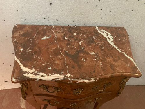 Petite Commode Galbée En Bois De Placage De Style Louis XV / XX Siècle
