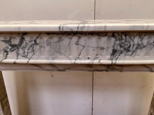 Cheminée De Style Louis XVI En Marbre Blanc Veiné De Carrare XIX Siècle