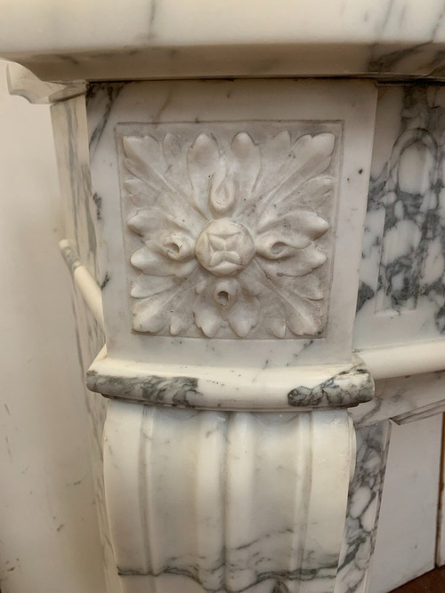 Cheminée De Style Louis XVI En Marbre Blanc Veiné De Carrare XIX Siècle