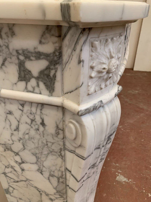Cheminée De Style Louis XVI En Marbre Blanc Veiné De Carrare XIX Siècle