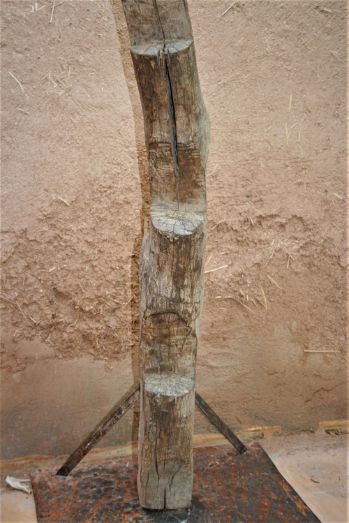 Scala da soffitta africana di grandi dimensioni.