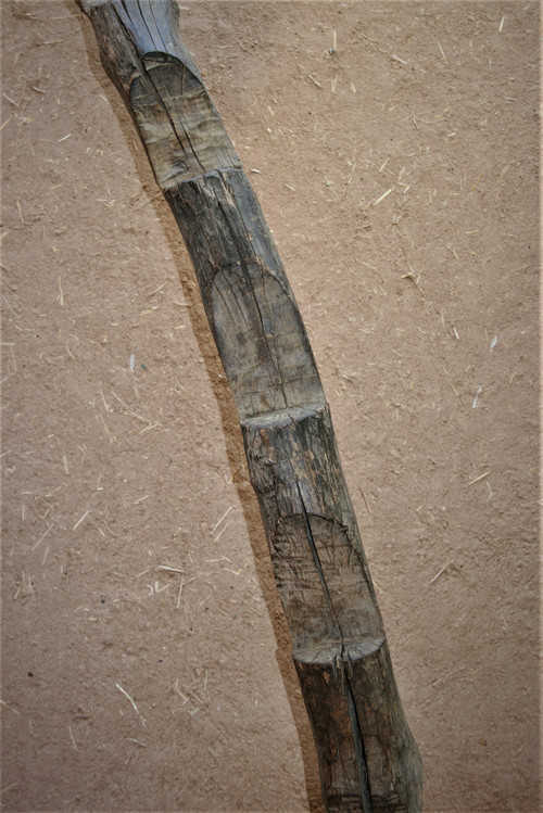 Scala da soffitta africana di grandi dimensioni.