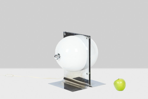 Lampe de table en métal poli et opaline, années 1970