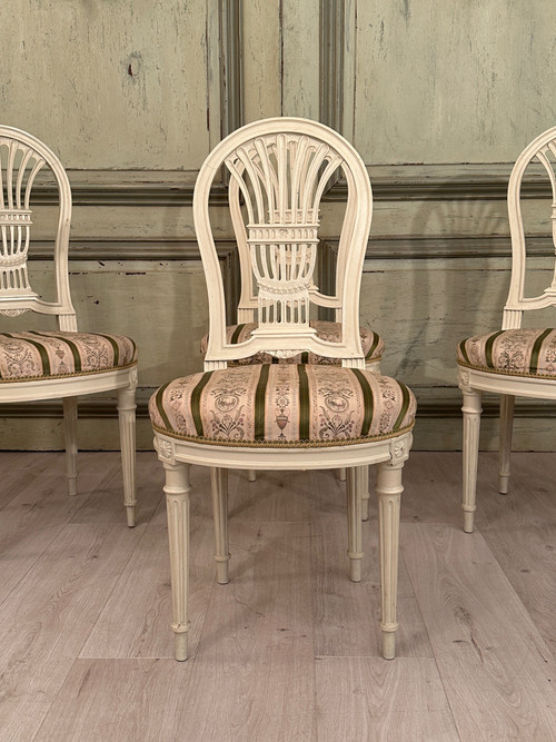 Ensemble De 4 Chaises En Bois Laqué Dossier Lyre De Style Louis XVI