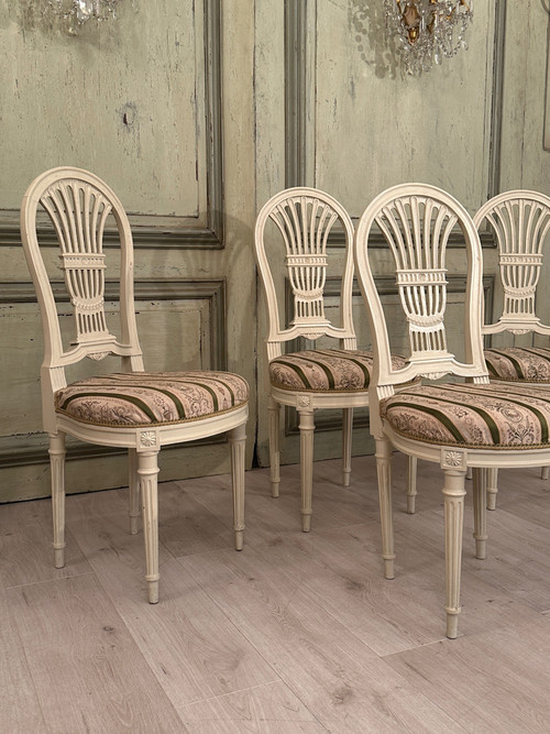 Ensemble De 4 Chaises En Bois Laqué Dossier Lyre De Style Louis XVI