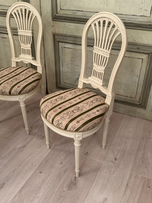 Ensemble De 4 Chaises En Bois Laqué Dossier Lyre De Style Louis XVI