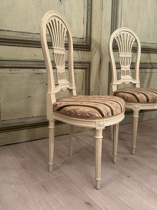 Ensemble De 4 Chaises En Bois Laqué Dossier Lyre De Style Louis XVI