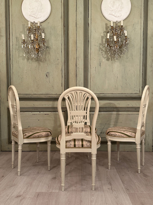 Ensemble De 4 Chaises En Bois Laqué Dossier Lyre De Style Louis XVI