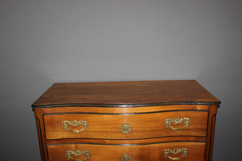 Commode galbée Grenobloise Louis XV en noyer XVIII