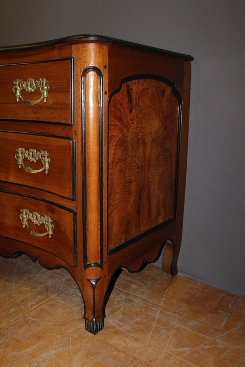 Commode galbée Grenobloise Louis XV en noyer XVIII