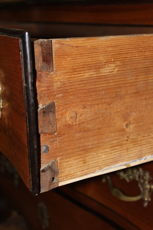Commode galbée Grenobloise Louis XV en noyer XVIII
