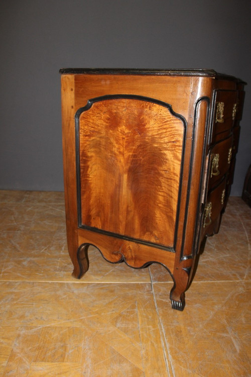 Commode galbée Grenobloise Louis XV en noyer XVIII