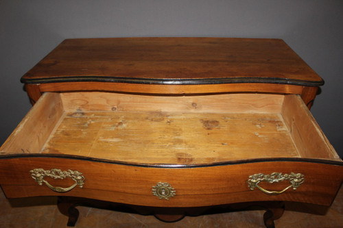 Commode galbée Grenobloise Louis XV en noyer XVIII