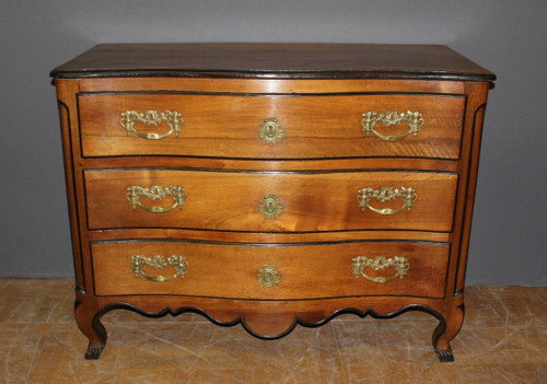 Commode galbée Grenobloise Louis XV en noyer XVIII
