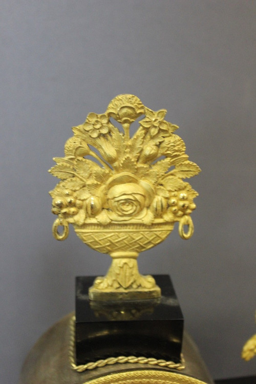 Restoration portico clock in marble and gilt bronze XIX