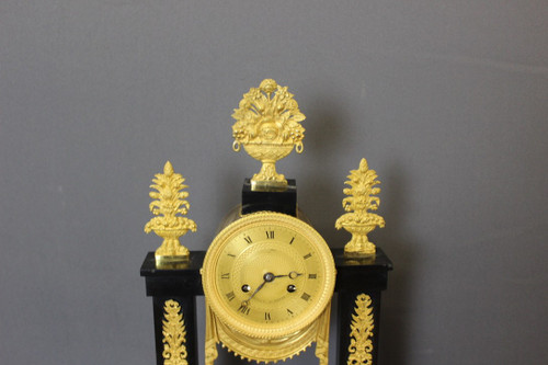 Restoration portico clock in marble and gilt bronze XIX