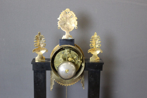 Restoration portico clock in marble and gilt bronze XIX