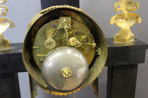 Restoration portico clock in marble and gilt bronze XIX