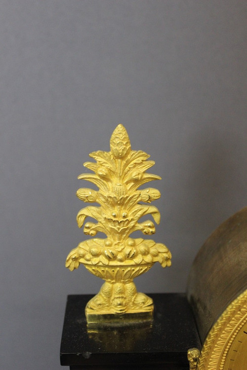 Restoration portico clock in marble and gilt bronze XIX