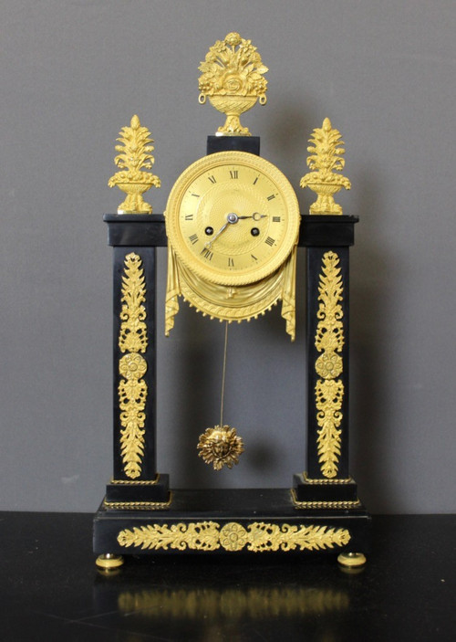 Restoration portico clock in marble and gilt bronze XIX