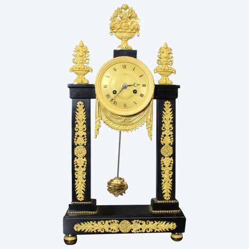 Restoration portico clock in marble and gilt bronze XIX