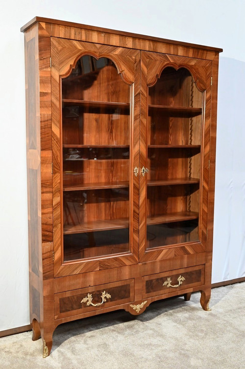 Schmaler Bücherschrank aus Nussbaum und Thuja, Geschmack Louis XV - Ende XIX.