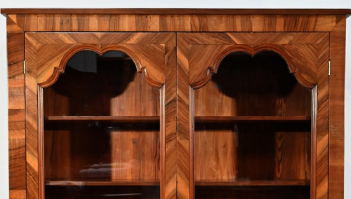 Schmaler Bücherschrank aus Nussbaum und Thuja, Geschmack Louis XV - Ende XIX.