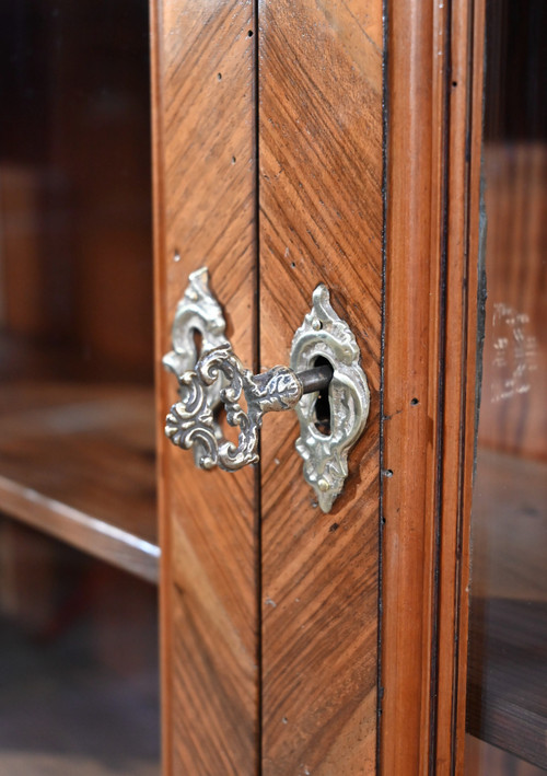 Schmaler Bücherschrank aus Nussbaum und Thuja, Geschmack Louis XV - Ende XIX.