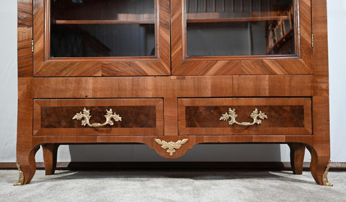 Schmaler Bücherschrank aus Nussbaum und Thuja, Geschmack Louis XV - Ende XIX.