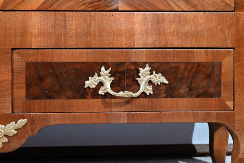 Schmaler Bücherschrank aus Nussbaum und Thuja, Geschmack Louis XV - Ende XIX.
