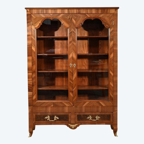 Schmaler Bücherschrank aus Nussbaum und Thuja, Geschmack Louis XV - Ende XIX.