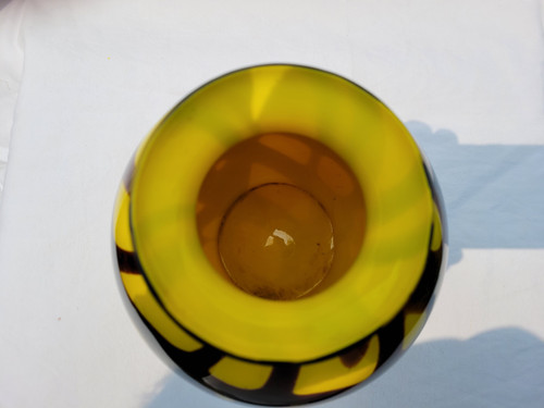 Vase aus farbigem Glas Epoche der 1970er Jahre