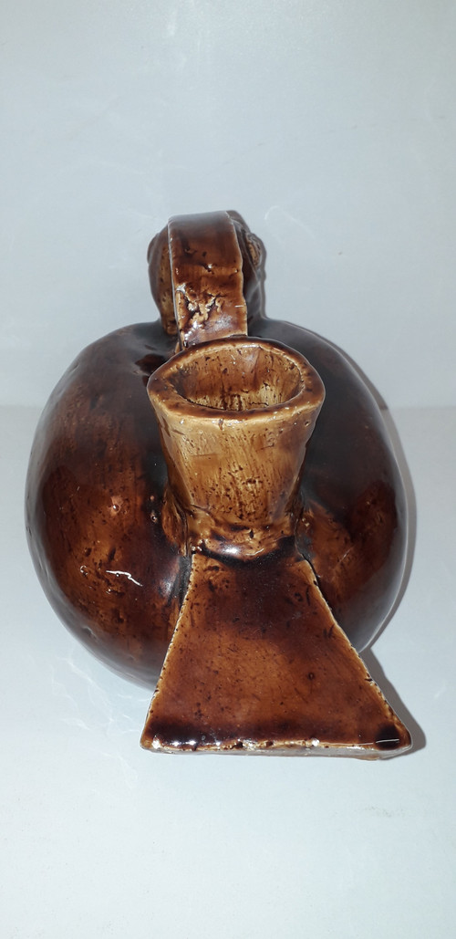 Krug oder Kanne in Form einer Ente aus Maron-Schlicker China Mitte des 20.