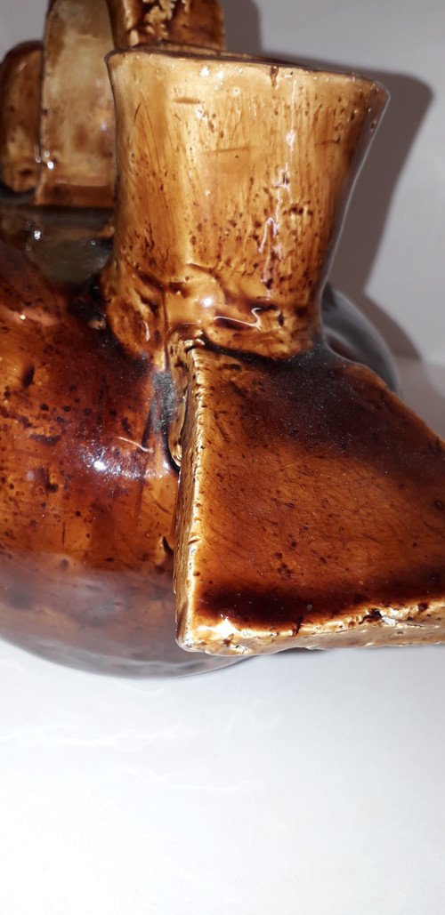 Krug oder Kanne in Form einer Ente aus Maron-Schlicker China Mitte des 20.