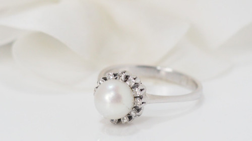 Anello In Oro Bianco Perla Coltivata E Diamanti
