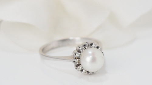 Anello In Oro Bianco Perla Coltivata E Diamanti