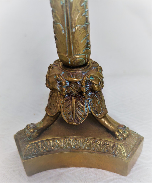 Coppia di candelieri in stile Luigi XVI in bronzo con patina marrone