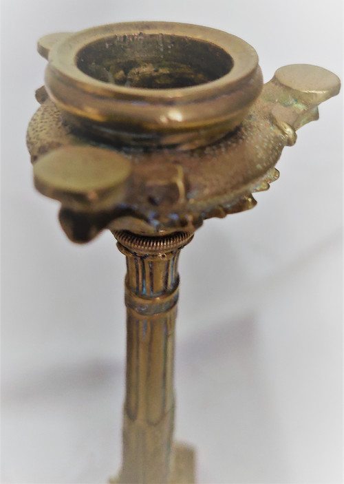 Coppia di candelieri in stile Luigi XVI in bronzo con patina marrone