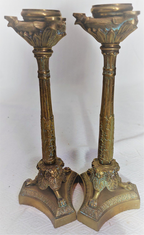 Coppia di candelieri in stile Luigi XVI in bronzo con patina marrone