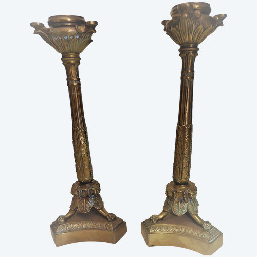 Coppia di candelieri in stile Luigi XVI in bronzo con patina marrone