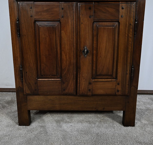 Rare Petit Meuble en Noyer massif, style Louis XIII – Milieu XVIIIe