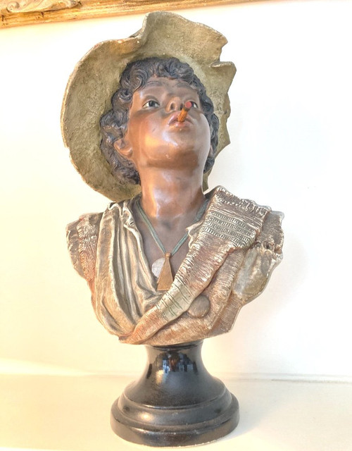 Busto di bambino con cappello, in gesso policromo