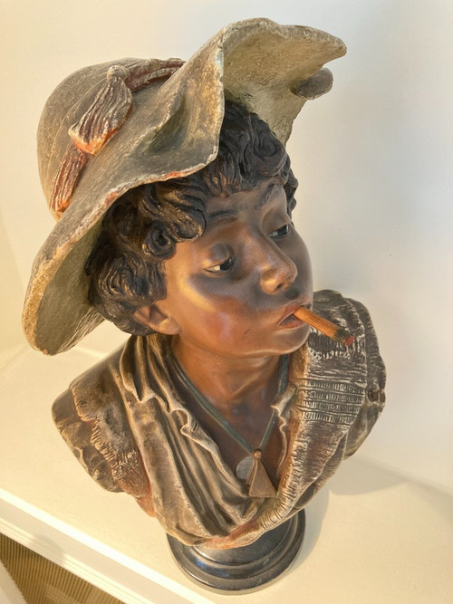 Busto di bambino con cappello, in gesso policromo