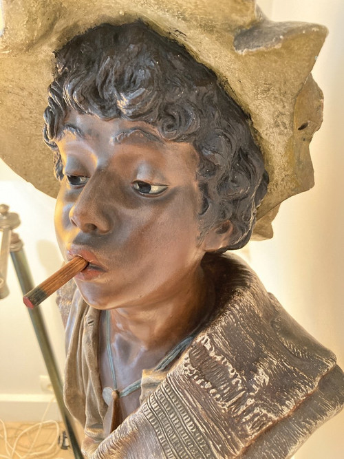 Busto di bambino con cappello, in gesso policromo