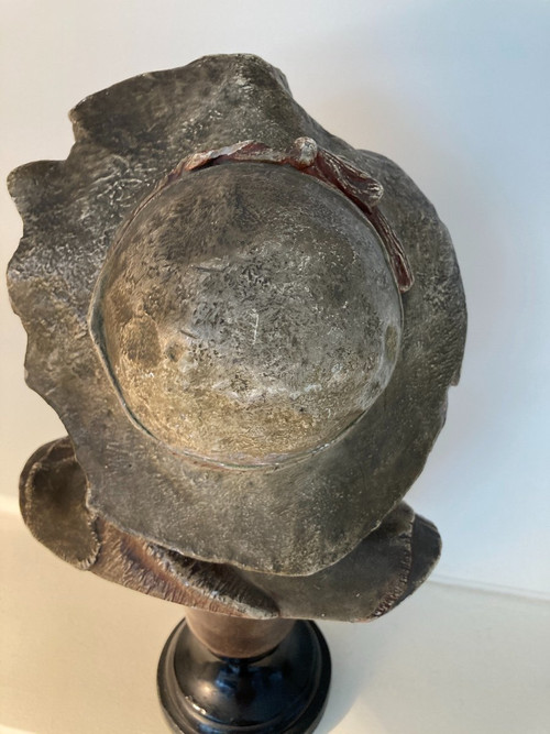 Busto di bambino con cappello, in gesso policromo