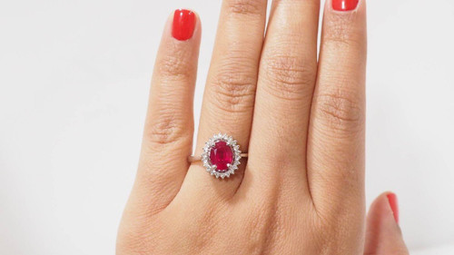 Margeritenring aus Weißgold, ovaler Rubin und Diamanten