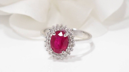 Margeritenring aus Weißgold, ovaler Rubin und Diamanten