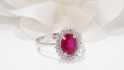 Margeritenring aus Weißgold, ovaler Rubin und Diamanten