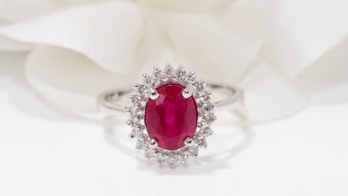 Margeritenring aus Weißgold, ovaler Rubin und Diamanten